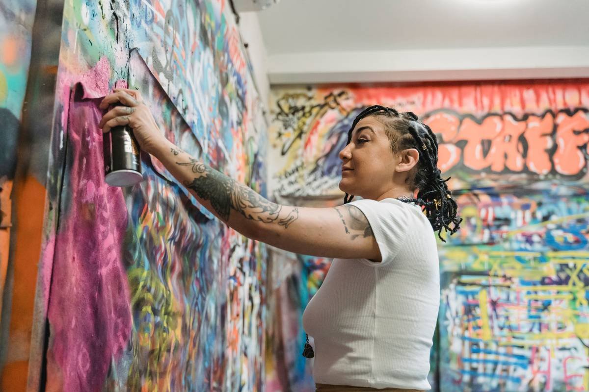 Infographic showing difference between volume, hold, and texture in hair styling with molecular diagrams of silica vs. polymers