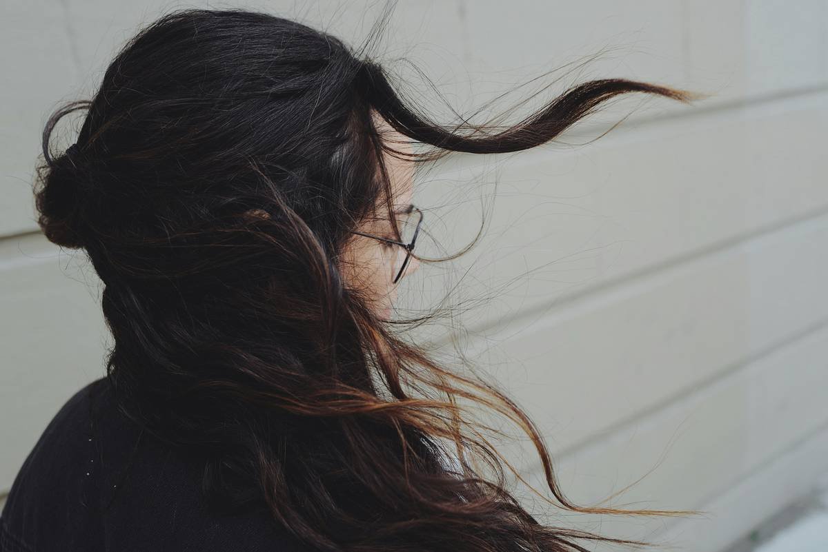 Why Your Hair Lacks That Runway-Ready Shine (And How a Glossy Finish Spray Fixes It)